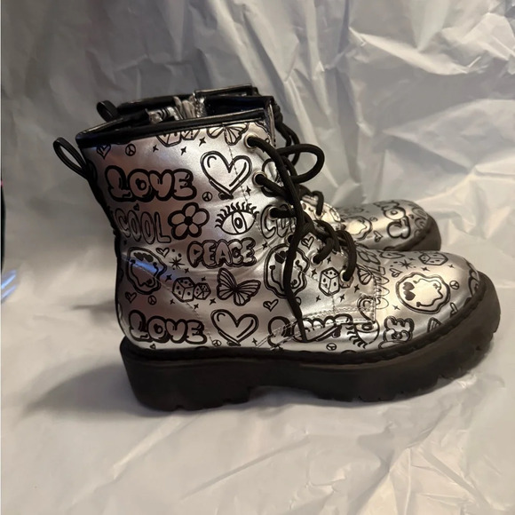 Steve Madden Kids' Jdrina Graffiti Print Combat Boot Silver Black Size 4 - Picture 1 of 7